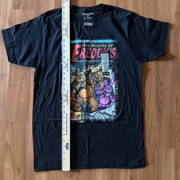 NWT Five Nights At Freddy's Comic Cover T-Shirt size Medium Hot Topic 🐻 FNAF - Picture 4 of 7